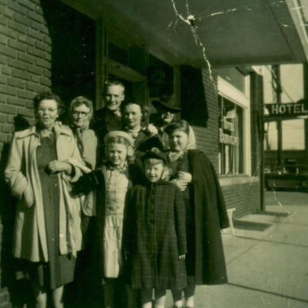 2-gordons-siblings-and-mother